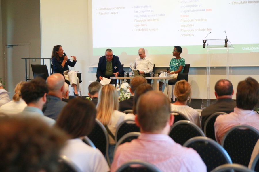 table ronde sur les risques liés au changement climatique lors des 10 ans de la chaire Management des risques en agriculture. 4 participants assis sur des chaises face au public