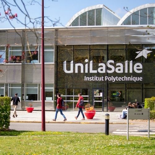 UniLaSalle Beauvais - étudiants devant la façade principale