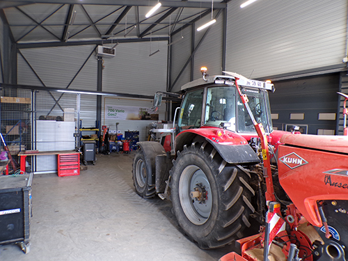 l'atelier AgriTEC, un tracteur garé à l'intérieur