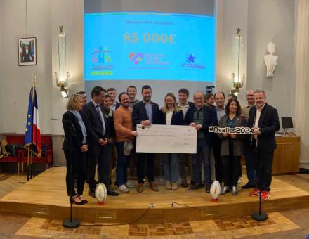 Cérémonie de remise de chèques des 29es Ovalies UniLaSalle dans les salons de l'hôtel de ville de Beauvais, en présence de Franck Pia, maire de Beauvais, et Damien Traille